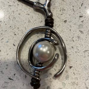 Uno de 50 beautiful leather and sterling silver necklace with pearl.